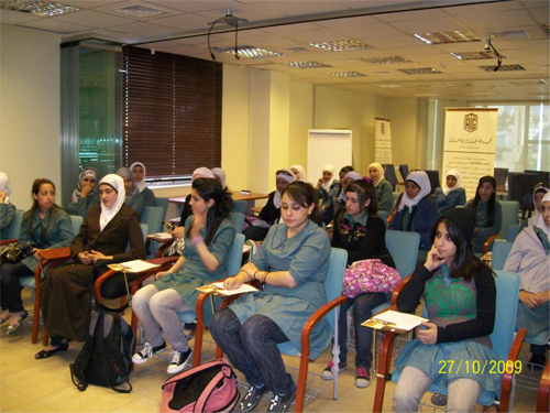 طالبات المدرسة الثانوية في زيارة لمجتمع طلال أبوغزاله للمعرفة
