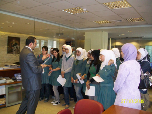 الأستاذ طارق حماد يشرح للطالبات الخدمات التي يقدمها مجتمع طلال أبوغزاله للمعرفة